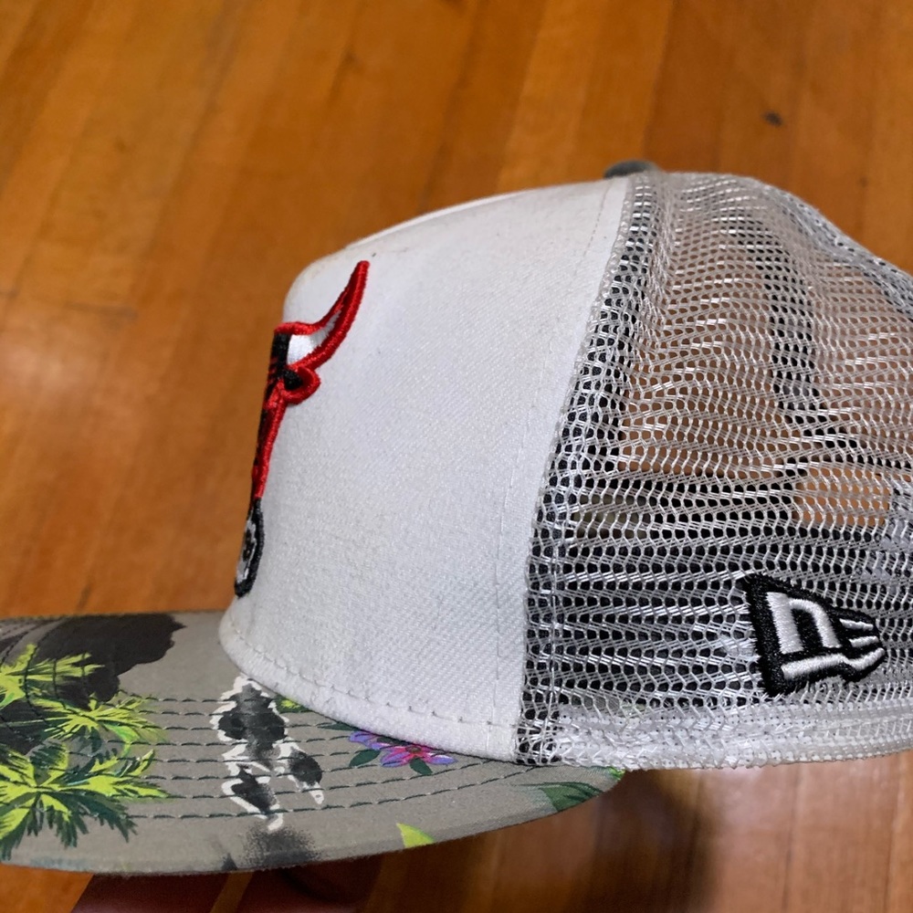 Bulls Tropical Snapback - Picture 2 of 5